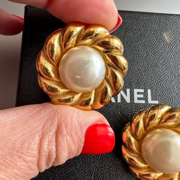 PREOWNED Chanel Vintage Gold-Plated Faux Pearl Clip On Earrings (with Box) - Picture 6 of 8